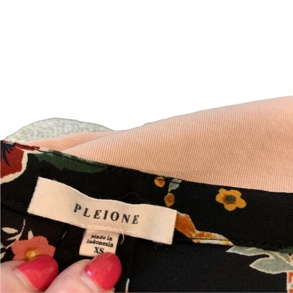 Pleione flower sleeveless top.  Blouse is Light summer weight size extra small - Picture 2 of 9